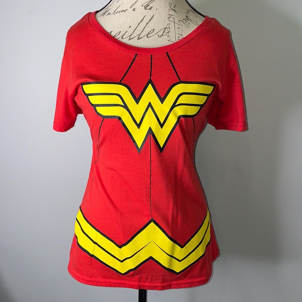DC Comics Originals Wonder women shirt w/cape
